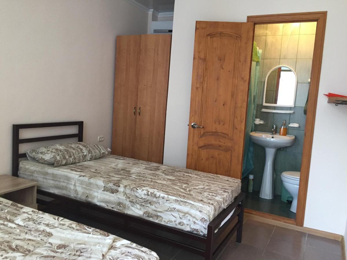 Hôtel Гостевой Дом Колибри à Gagra Extérieur photo