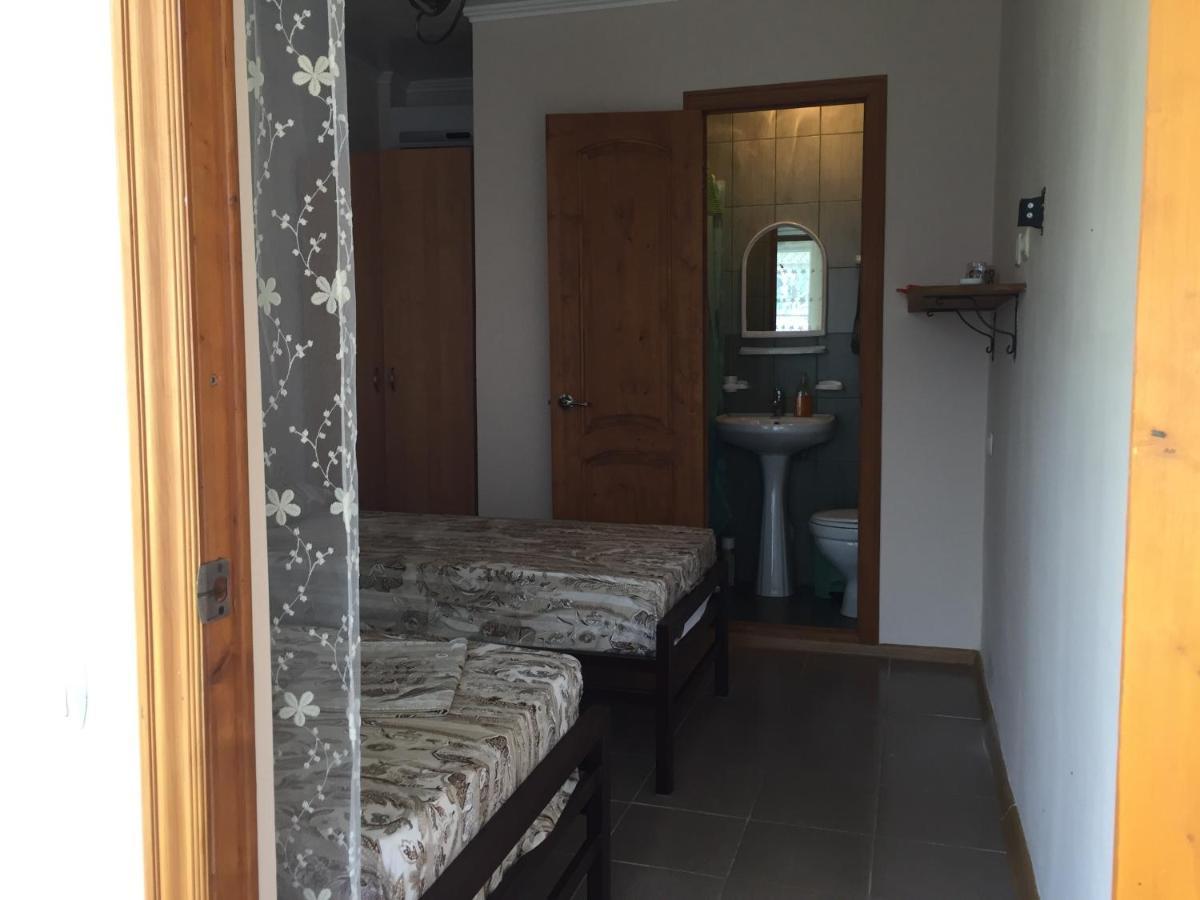 Hôtel Гостевой Дом Колибри à Gagra Extérieur photo